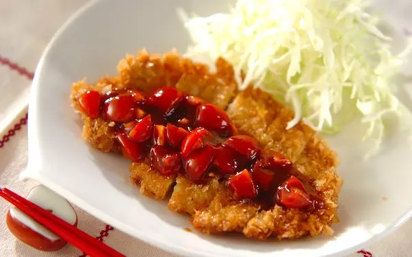 サッパリといただける、トマトソースがけトンカツ