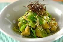 葉の柔らかい春キャベツとみんな大好きなアボカド。2つのグリーン野菜の組み合わせはイタリアンをイメージする方が多いと思いますが、今回はごま油を絡めて作る「春キャベツとアボカドのナムル」のレシピをご紹介します！