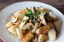 ダイエット中でもしっかり食べたい！<br />そんな日のおかずに悩んだら「エリンギと長芋の麺つゆバター炒め」がオススメです。