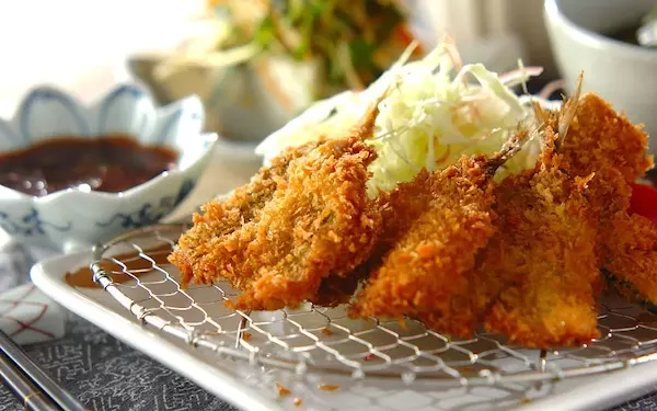 サクサク食感がたまらない！　さっぱりと味わえる「アジフライ」