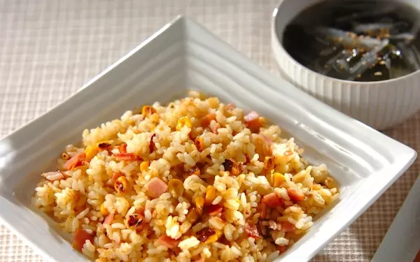 甘みと香ばしさが最高のコンビネーションを発揮「焦がしじょうゆコーンチャーハン」