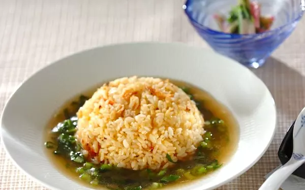 和風と中華の良いところ取り！　旬の桜エビを使った「小松菜あんかけチャーハン」