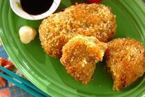 旬の春キャベツで作る「春キャベツのカレー風味コロッケ」。<br />キャベツを炒めるとかさが減り、たっぷりと食べられます。<br />また甘みが増し、ひき肉が少なくても十分満足感があります。