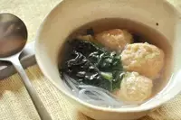 レタスの「外葉」で作る「鶏つみれとレタスのスープ」