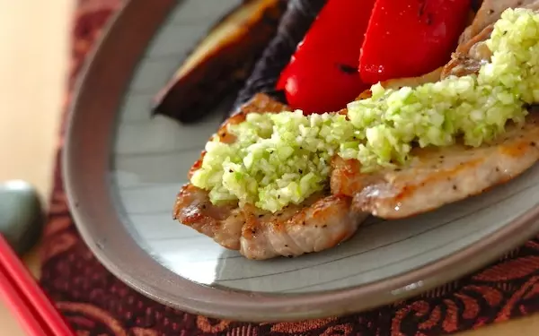 ご飯がもりもり進む、絶品「ポーク焼き肉ネギ塩タレ」