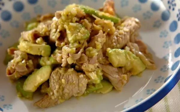 ネギ塩ダレのシャキシャキ食感を楽しめる「豚しゃぶとアボカドのネギ塩和え」