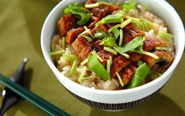 ふっくらとした蒲焼きがたまらない、ウナギの炊き込みご飯