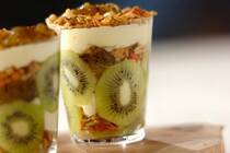 キウイで作る見ためにも爽やかなスイーツをご紹介。<br />チーズ生地の甘さは控えめで、キウイのおいしさを引き立ててくれます。