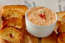 スモークサーモンで簡単に作れる「パテ」。<br />「パテ」とはフランス料理で、肉や魚などの具材を細かく刻み、ペースト状またはムース状に練り上げたもの。<br />ミキサーで混ぜるだけで作れるお手軽な一品なのに、おしゃれで手の込んだお料理のように見えますよね。