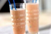 これからの季節、少しの外出や洗濯干しなどでも気になるのが、シミやシワなど、肌にダメージを与えてしまう紫外線です。<br />そんな季節の始まりにぜひ紹介したいレシピが「トマトと甘酒のスムージー」です。