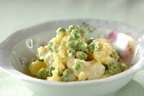 春から初夏に出始める緑が綺麗なエンドウ豆。<br />エンドウ豆はご飯でいただく印象がありますが、ご飯だけでなくサラダでも活躍してくれる食材ですよ。