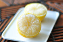 食の安全志向の高まりで、最近では国産レモンに注目が集まっているそう。<br />外国産のレモンは収穫から店頭に置かれるまで、数週間かかることも。<br />そのため、カビがはえるのを予防するために防カビ剤が使われます。