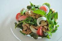 葉野菜が旬真っ只中。<br />農家さんから届くダンボールにはレタスやルッコラ、赤からし菜、柔らかな水菜など、いきいきとした葉野菜がたっぷり入っています。