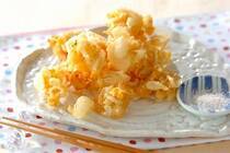 サクサクで美味しいかき揚げは、組み合わせる具材によって何通りにも変化を遂げる万能レシピ。<br />今回ご紹介する「ショウガとコーンのかき揚げ」は、コンビニでも手に入る、コーンの水煮、酸味がきいた甘酢ショウガ、らっきょうを使って作ります。