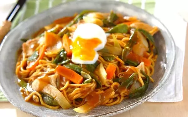 トロッとした温泉卵が美味しいアクセント、カレー焼きそば