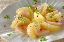 今年はなんだか暑い日が続きますね。<br />そんな時はさっぱりとした爽快感を味わうことができる「グレープフルーツとホタテのカルパッチョ」がオススメです。