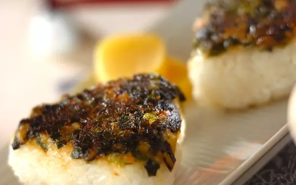 香ばしさがやみつきに！　作り置きできる「ネギみそ」おにぎり