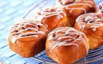 群ようこの書き下ろし小説を映画化した『カモメ食堂』は、フィンランドの首都、ヘルシンキを舞台にしたヒューマンドラマです。個性的な面々が「かもめ食堂」という和食の食堂で、のんびりゆったりとした交流を繰り広げていき、観ているうちに心がホッと温まっていきます。今回は、映画『カモメ食堂』に登場する料理の再現レ