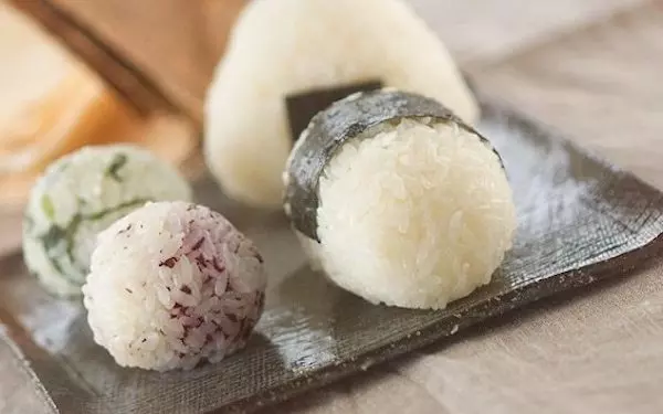 かもめ食堂の看板メニューと言えばコレ！ シンプルな「おにぎり」