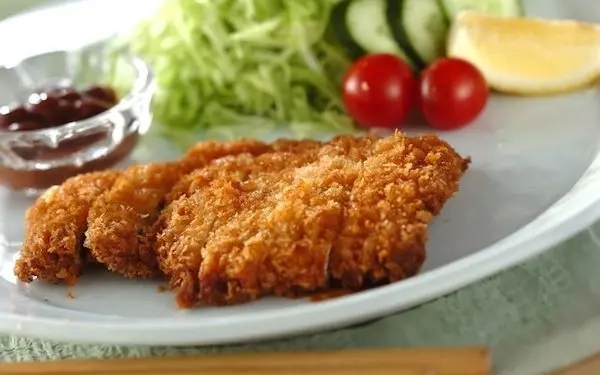 肉の旨味をとことん味わえる、厚めでジューシーな「とんかつ」