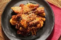 【鶏むね肉×ちくわ】黄金コンビでコスパ最強！大人気の甘辛韓国レシピ 「鶏むね肉のやわらかヤンニョムチキン」