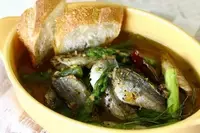 残ったオイルでパスタも◎「熱々で食べたい！小アジとアスパラガスの簡単アヒージョ」