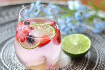 湿気も気温もグンと上昇する6月。暑さに身体が慣れていないこの時期から夏に向け、注意したいのが熱中症ですよね。<br />熱中症予防には、”こまめな水分補給が大切”ということはみなさんご存知のはず。<br />ただ、普通に水を飲むのもよいですが、たまにはちょっとおしゃれに水分補給をしてみませんか？