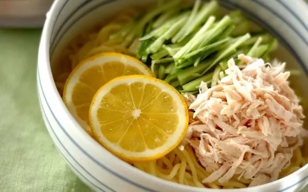 爽やかな味わいで夏らしい、レモンの「冷やしラーメン」