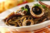 「イカスミスパゲティー」といえば新鮮なイカが手に入ったら是非挑戦したい一品ですね。<br />通年を通して手に入りやすいイカですが、種類によって旬の時期も違います。<br />中でも6月が旬のアオリイカは、イカスミの量も多く「イカスミスパゲティー」に最適！