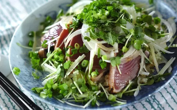 サラダ感覚で食べられる、ヘルシーな「カツオのたたき」