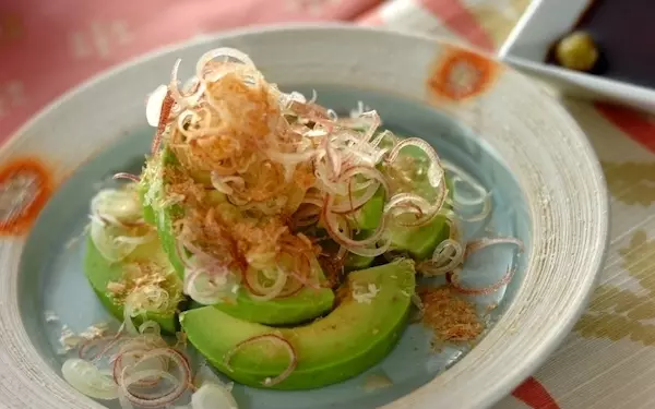 栄養満点！ 簡単に作れるクリーミーな「アボカドのミョウガのせ」