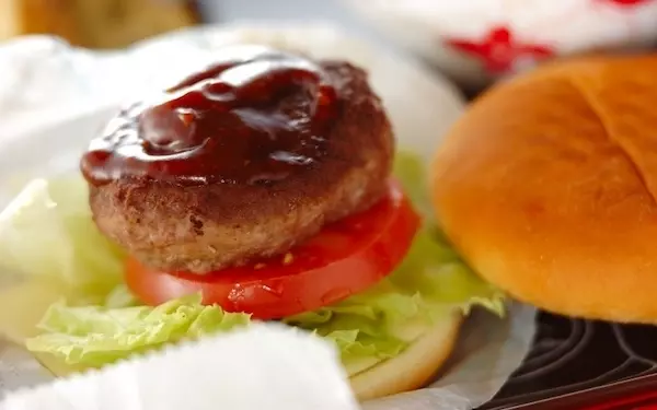 お店で食べている気分になる、本格的な味わいの「自家製ハンバーガー」