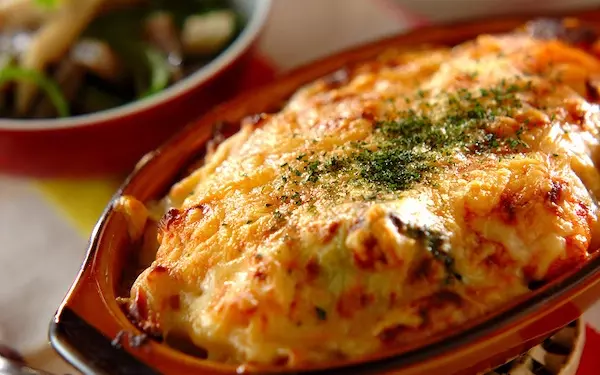 海苔のトッピングがコメダ流、ノスタルジーを感じる「エビのマカロニグラタン」