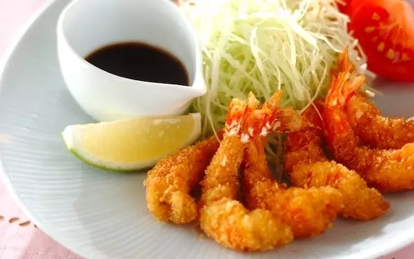 プリプリ食感がたまらない！　古き良き定番の味を楽しめる「エビフライ」