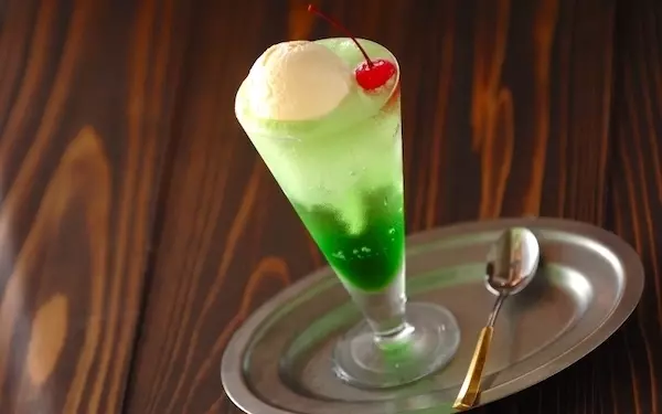 子どもの頃を思い出す、鮮やかな色味がキレイな「クリームソーダ」