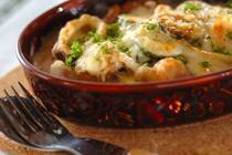 甘みとほのかな苦味のあるズッキーニ。<br />生でも加熱しても美味しく、βカロテンや食物繊維、ビタミン、ミネラルなど栄養豊富な夏野菜です。<br />イタリアンやフレンチに多く使われていますが、主張のない淡泊な味わいなので和食や中華、エスニック、様々な味付けに合い、しかも皮ごと食べられて調理もしやすい万能野菜。