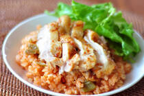 ジャンバラヤとは、アメリカ料理のひとつで、簡単にいうと「スパイシーな炊き込みごはん」です。<br />スペイン料理のパエリアがアレンジされたものといわれており、パエリアが基本的に魚介類を使うのに対して、ジャンバラヤは肉を使います。