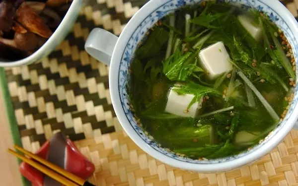 素材の美味しさが伝わる、ラクに作れる「豆腐と水菜の中華スープ」