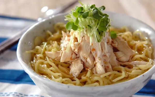 さっぱりと味わえる、ヘルシーな「梅ささ身冷やし中華」