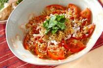 ジリジリと日差しが強い季節がやってきました。<br />この時期、気になるのは紫外線による日焼けやシミですよね。<br />そんな紫外線が気になる季節にオススメしたいのが「トマトとジャコの冷やし中華」。