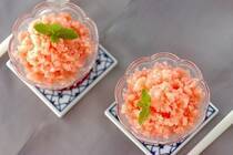 夏が旬のスイカはほとんどが水分で栄養がないと思われがちですが、実はビタミン類、ミネラル、アミノ酸などの栄養も多く含まれています。<br />食欲がない時の栄養補給にも最適なフルーツですね。<br />スイカと合わせるのは「飲む点滴」と言われる甘酒。