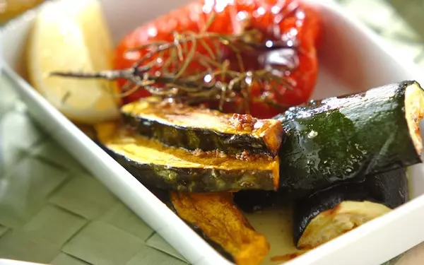 食欲をそそるソースをかけていただく、さっぱりとした「夏野菜のオーブン焼き」