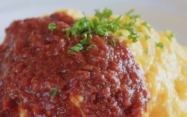 【ぐっち夫婦のキッチン】トロトロ卵がたまらない！　コンビーフデミの「オムライス」