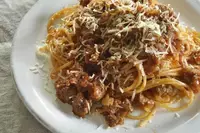 短時間で濃厚に仕上げるコツは、炒め玉ねぎとトマトピューレ。「濃厚ミートソーススパゲティー」の作り方