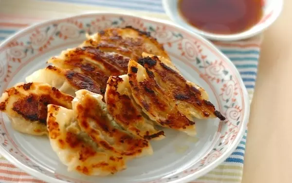 大葉の爽やかな香りがフワッと広がる、ジューシーな「しそ餃子」