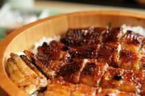 7月中旬ともなるとスーパーやデパートはもちろん最近ではコンビニでも目にできる「うなぎ」。甘辛いタレがかかった蒲焼は見るからに食欲をそそり、思わず手に取ってしまいたくなる一品ですよね。しかし、そんなうなぎの旬が、実は夏ではないことをご存じですか？なぜうなぎの旬が夏だと思われているのか、さらに養殖モノと