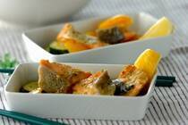 暑い季節に助かる電子レンジで作れる簡単レシピ。<br />サーモンと夏野菜のカラフルなバジル蒸しは、ごはんやパン、パスタ、クスクス何にでも合う万能な一品です。<br />メインだけでなく、小さめのうつわに盛りおしゃれな前菜にしても素敵ですね。<br />キンキンに冷やした発泡酒や白ワインと合わせるのもおすすめです。