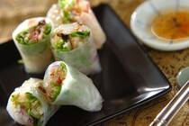 「お刺身と和野菜の生春巻き」は白身魚と和野菜をライスペーパーで巻いたおしゃれな一品。<br />生春巻きにすることで野菜をぎゅっと巻けるので、サラダで食べるよりも野菜をたくさん食べられます。<br />和野菜ですが、ドレッシングをアジアンテイストや洋風など色々試してみると新しい発見があるかもしれません。