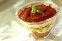 肌の露出が増える夏。やっぱり気になる体のライン…<br />ダイエットをしなきゃと思いつつ、甘いものの誘惑に負けてしまって自己嫌悪を繰り返してしまう方にオススメしたいのが、豆腐で作るとってもヘルシーな「豆腐クリームケーキ」です。