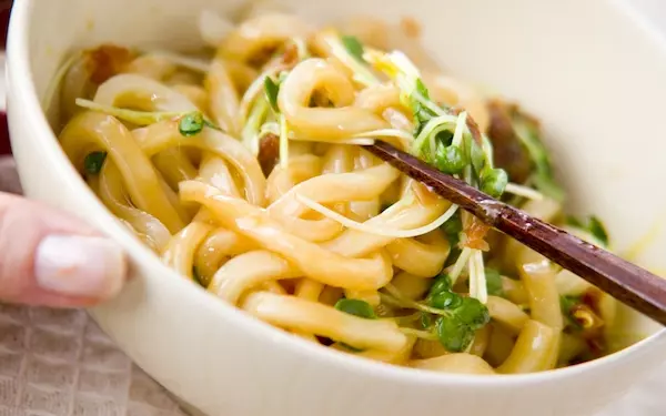 自由にアレンジできる、シンプルで食べやすい「卵まぜまぜ麺」
